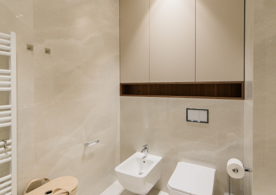 шкаф над инсталляцией